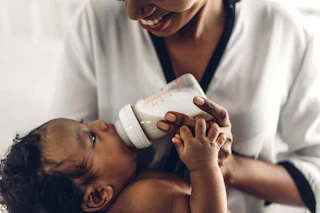 Feeding your baby with formula