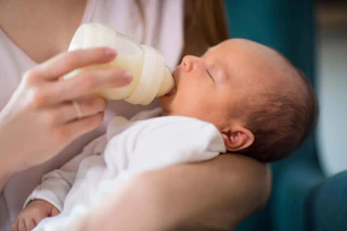Newborn baby hunger cues full